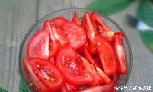 皮肤|女人最怕长皱纹显老!每天睡前抹点“它”,皮肤白皙水嫩又紧致