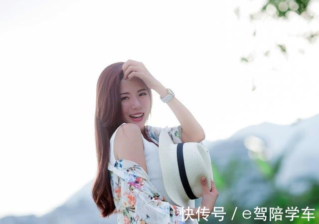 白色 白色背心搭配牛仔短裤青春减龄,清凉又不失时尚感!