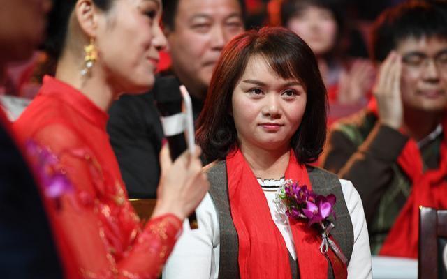 解海龙@30年前,那个希望工程“大眼睛女孩”被国家大力培养后,现状如何?