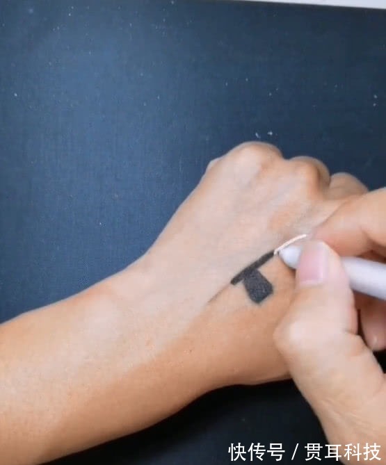 针管#为了请假实在是太拼了!美术生在手背上造假,看到成品老师笑了