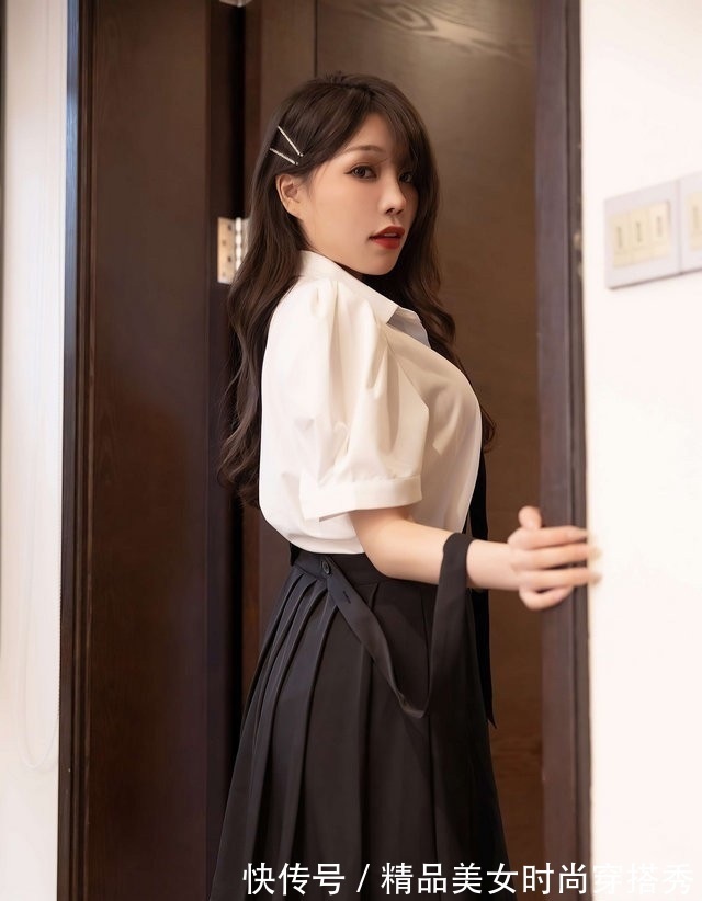 干练 白色衬衫搭配黑色吊带裙,干练的同时又不失女性优雅感