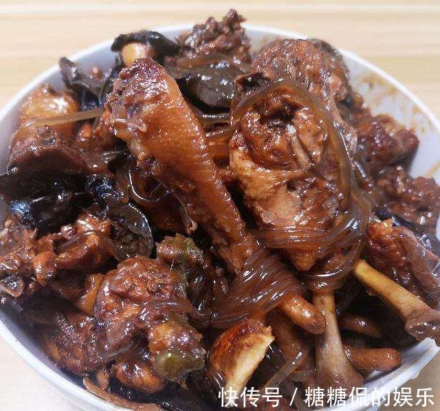 小兴安岭|东北四大硬菜“小鸡炖蘑菇”成菜汤鲜味浓,鸡肉酥烂,真好吃!