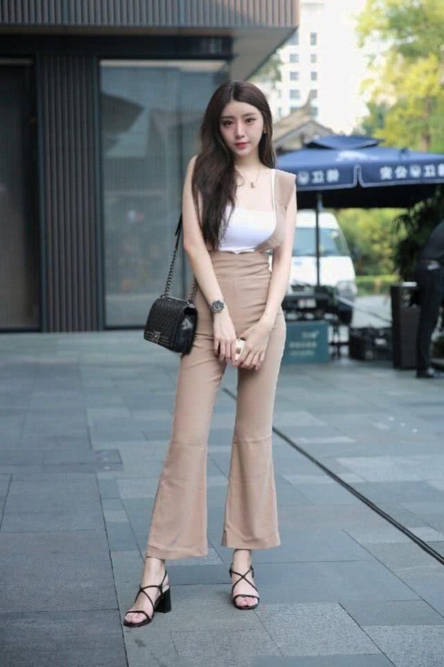 帅气潇洒很有活力,清新大方的休闲搭配,给人很有风度的感觉