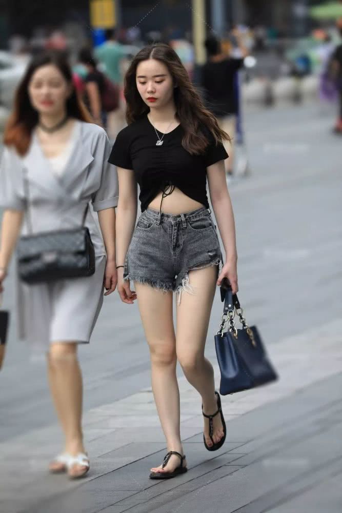 街拍美女极品清纯短牛仔小姐姐，走在街头，彰显女神风采