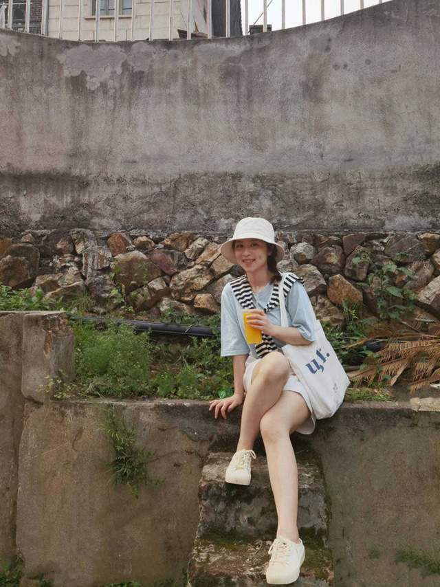 穿搭|今年秋天流行这样穿，看完你就学会了，T恤叠穿也可以那么美