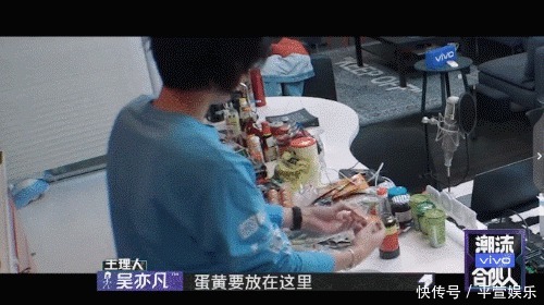 明星疫期居家全变厨师,何炅这菜我学不会,华晨宇这菜我吃不饱