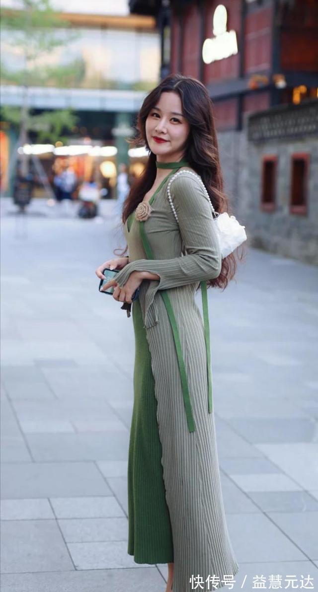 美女 小妹妹的裙子很有特色,绿V领毛线裙,绝色气质美女