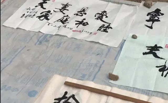 地摊经济|80岁老人“地摊书法”,内敛含蓄,有舒同神韵,专家:江湖体