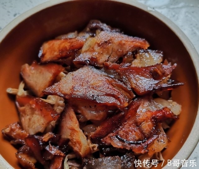  腊肉蒸干豆角，香喷喷的，最下饭