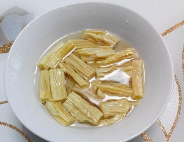 泡腐竹多加一点它，泡好的腐竹爽滑又劲道，怎么做都好吃