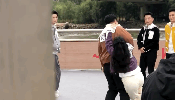 人形|當(dāng)白鹿遇到奧運(yùn)鉛球冠軍！秒變可愛人形掛件被帶走！