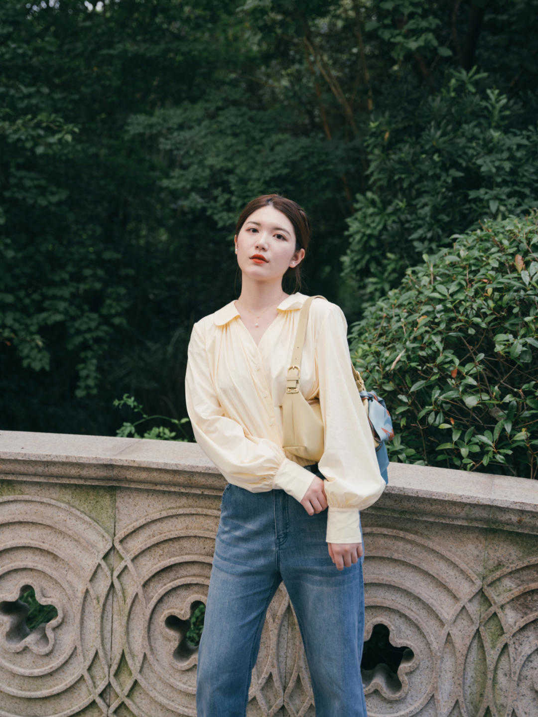 时尚博主|经典大气的初秋穿搭示范,衬衫搭配牛仔裤干练简约,洒脱时髦