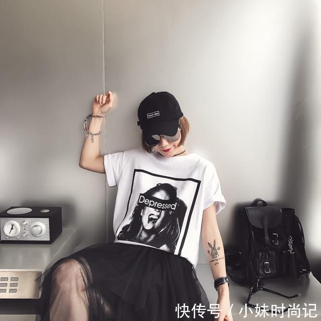 甜美 甜美的女孩穿蕾丝,有态度的girl穿风格T恤