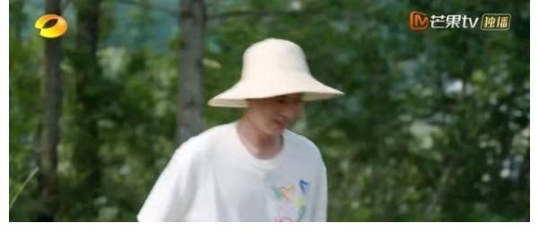 两人|《向往的生活》张子枫对梁靖康说的第一句话，尽显两人关系，难怪黄磊想要打他