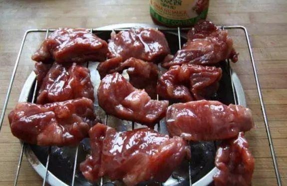奶奶做“叉烧肉”的秘方，始终用“一碗料”，比烧味店好吃10倍！