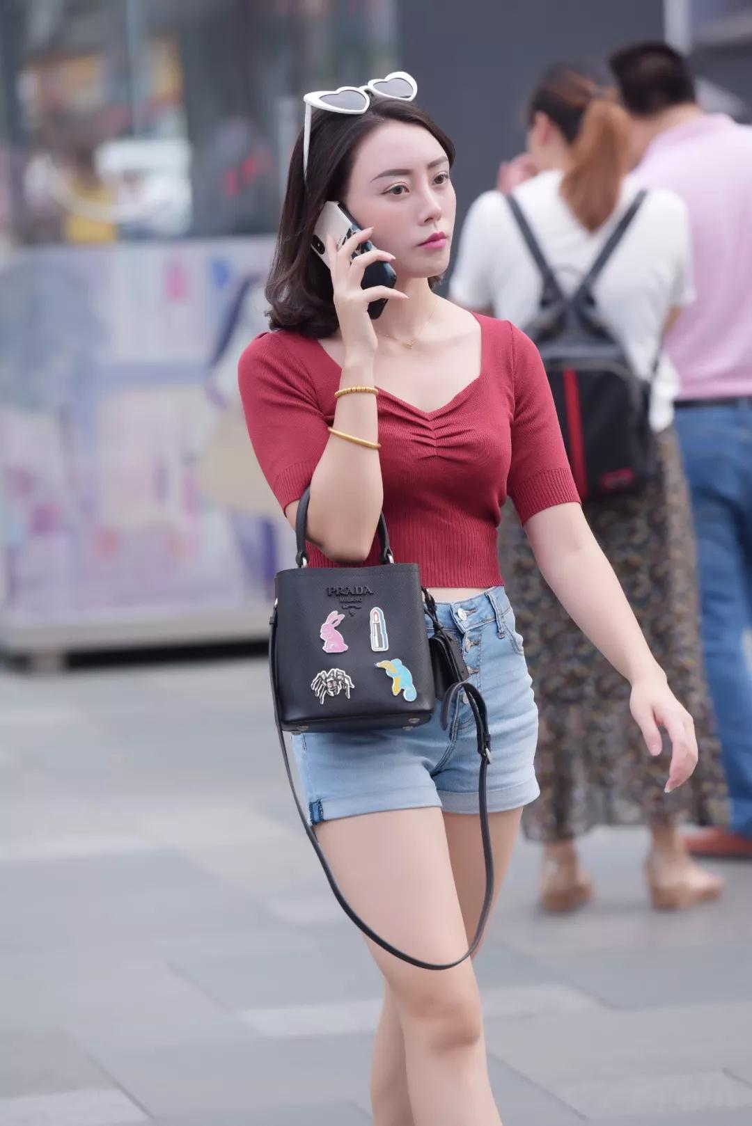 上衣|时尚街拍牛仔热裤搭配红色上衣时尚气质美女,让人眼前一亮