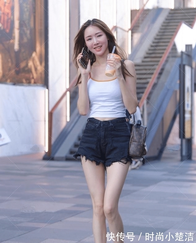 背心 背心牛仔裤搭配超可爱高跟鞋,甜美清纯,休闲舒适