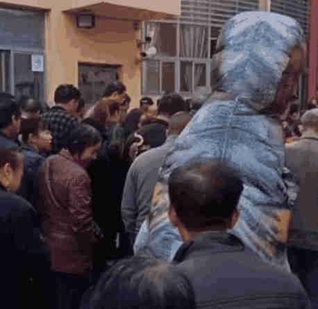 爸爸|幼儿园门口特殊的身影, 让所有人动容, 引来家长和孩子的围观