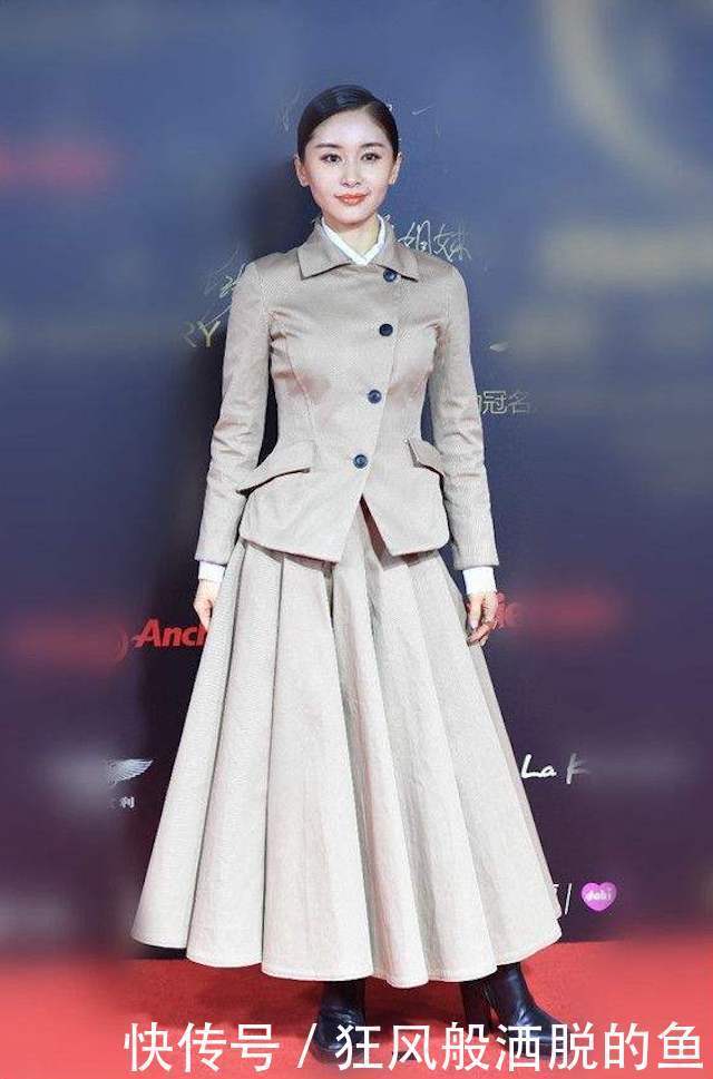 真正有品位的女人,入秋已经穿上了“西装裙”,挡不住的知性范儿