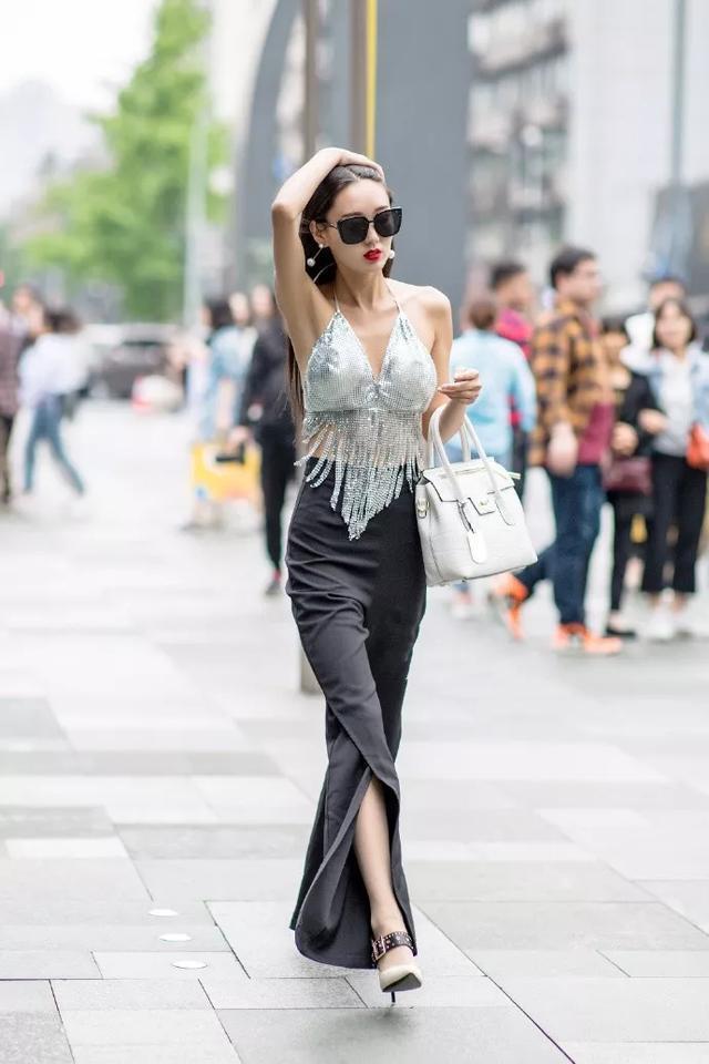 高跟鞋|身穿吊带上衣的小姐姐,搭配格纹半裙,展示出优雅的美腿