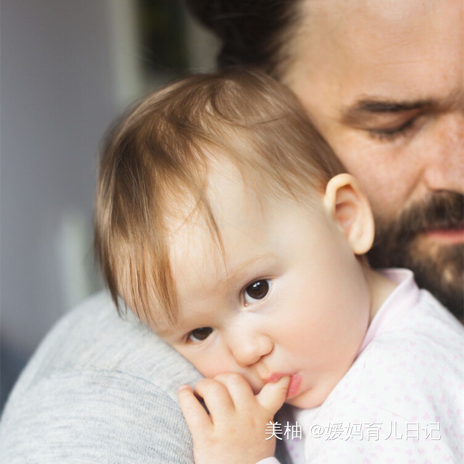 宝宝3个月还不会抬头，竖抱时脖子立不稳，再不引导有点麻烦