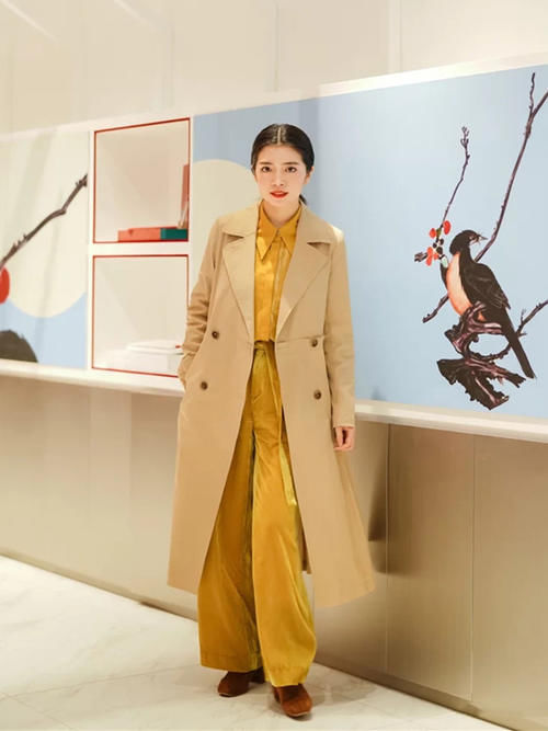 春天穿风衣时，尽量少配高跟鞋！看看“仙女酵母”，你会有所启发