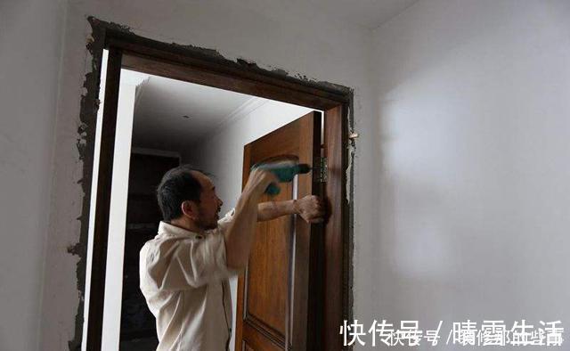 安装|一旦木工把木门安装成这样，立马让他重新安装，否则不要给他工钱