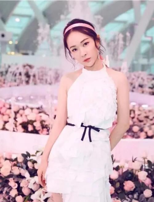 现在不是扎马尾的年代了,马尾辫显的脸大,还有“秃顶”的错觉