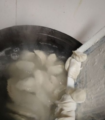 别再水开煮饺子了！老师傅牢记4点，饺子鲜香筋道足，不破皮