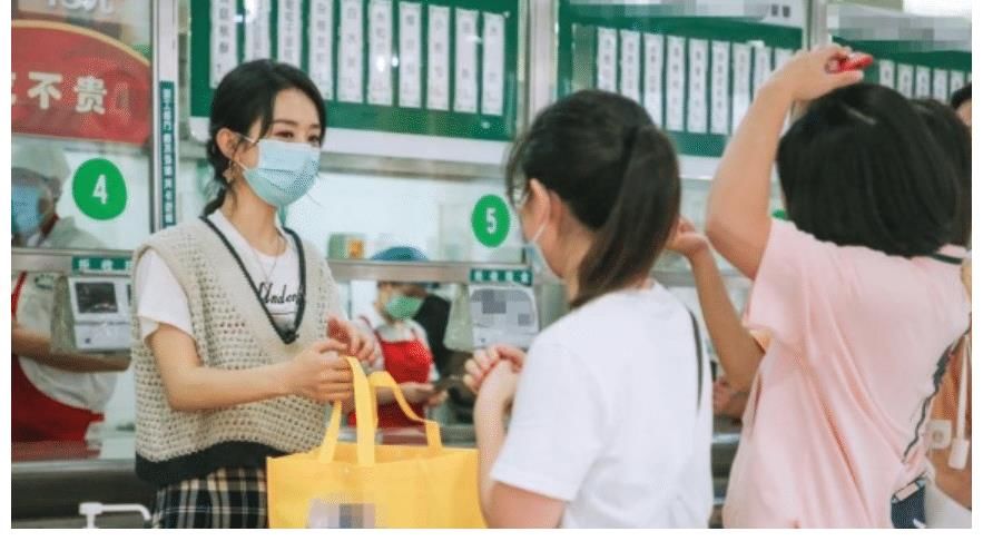 米线|《中餐厅5》有多假?客人吃到夹生米线忍气吞声,赵丽颖出手相助