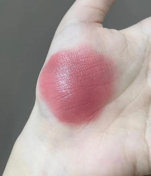 “樱花色”口红太惊艳，少女感减龄又气质，黄皮盲选不踩雷