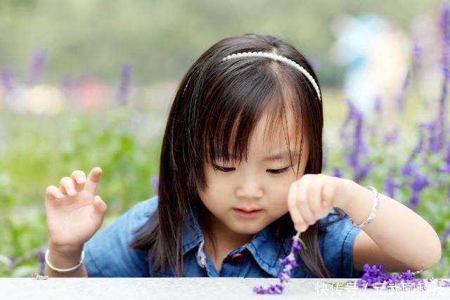 女儿|洗澡时5岁女儿问妈妈为什么你有小翅膀,妈妈是这样回答的