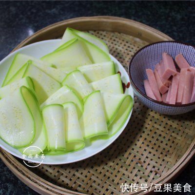 营养|#夏日开胃餐#西葫芦卷火腿这样做，营养又美味