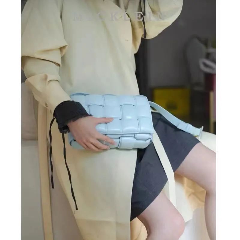 樱花粉|别再背黑白色的包包了！今夏流行彩色款式，时髦又好看