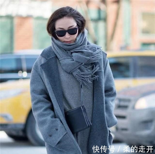 法则 酷爱穿黑色大衣的女人!打破沉闷全靠“一条绳”,时髦更显气质!