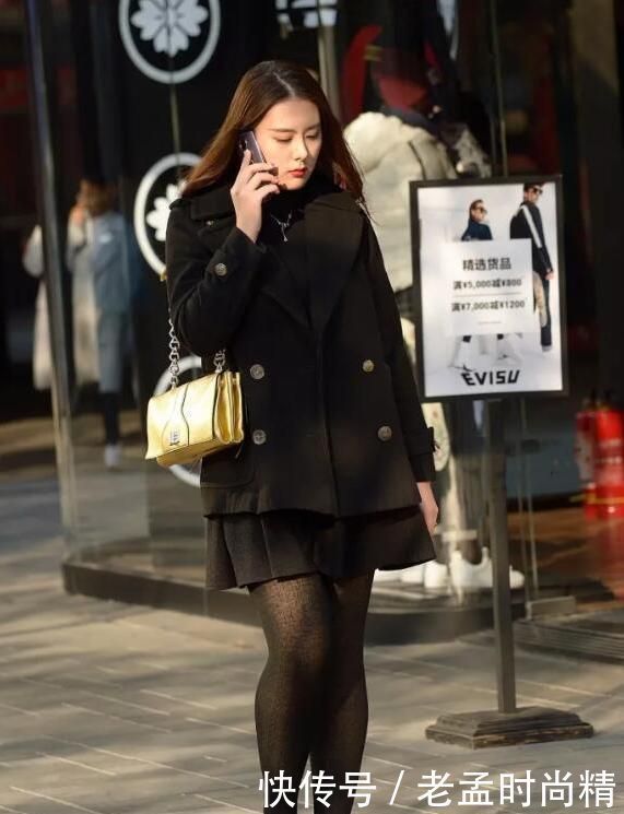 超过|街拍:身高不足160, 体重超过140的美女, 不要选择短裙配黑丝袜, 太显胖