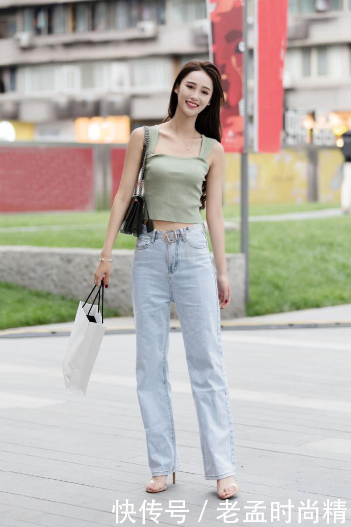 感受初秋的气息,穿牛仔裤搭配短款背心,休闲减龄还显身材