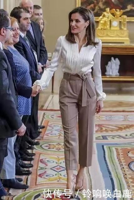 西班牙|40岁奔五的女人,穿搭相当讲“气场”!学西班牙王后,这是真美