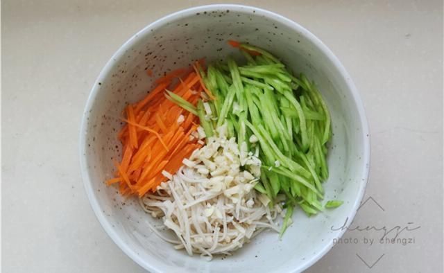 主食|黄瓜和它是绝配，晚餐搭配着吃，坚持半个月，裤带越来越宽松