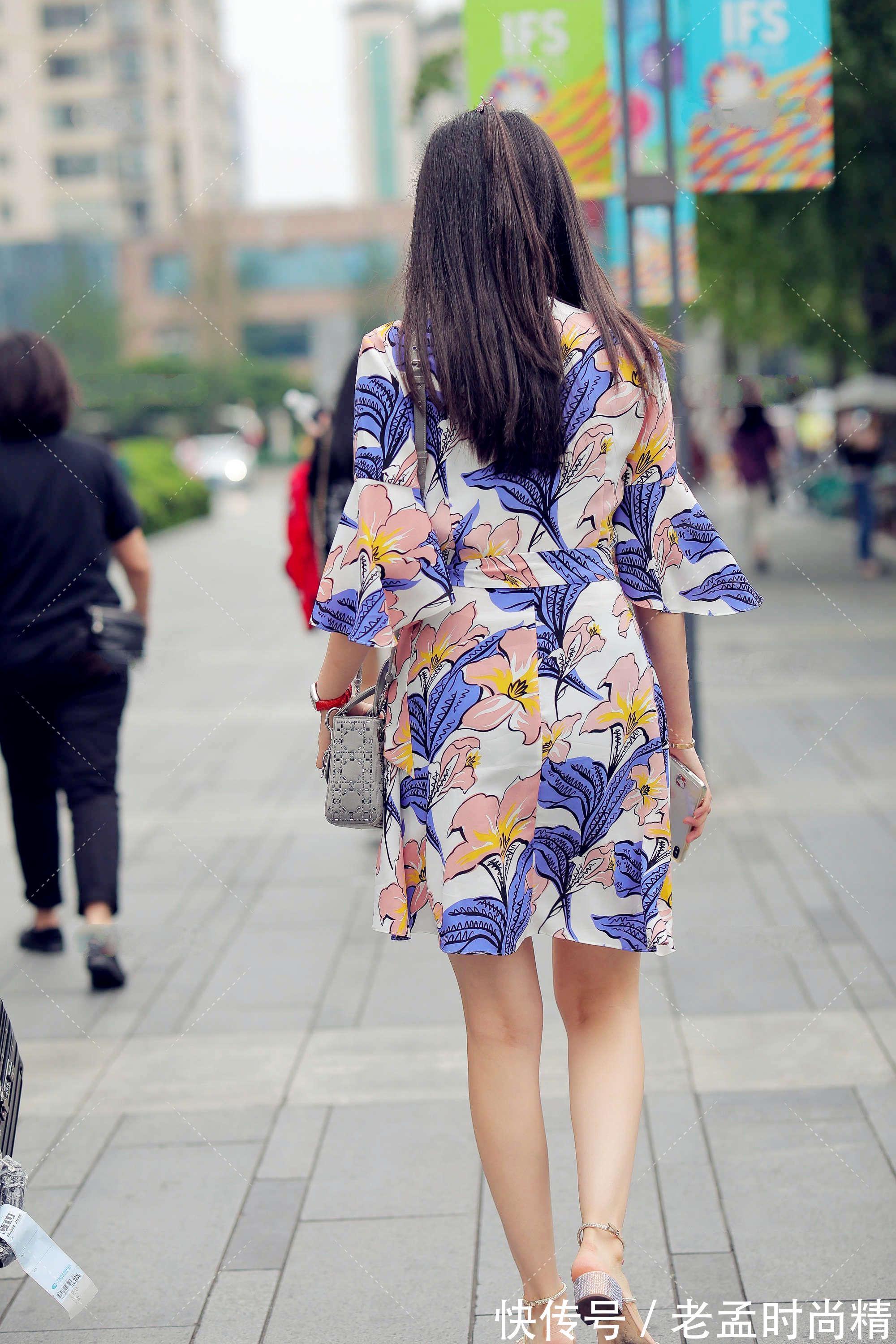 穿搭|印花裙依然是初秋的“主角”,清新优雅又大方,穿着时尚又靓丽