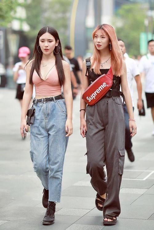 风格多样的牛仔裤，让女孩们可以穿出各种美丽