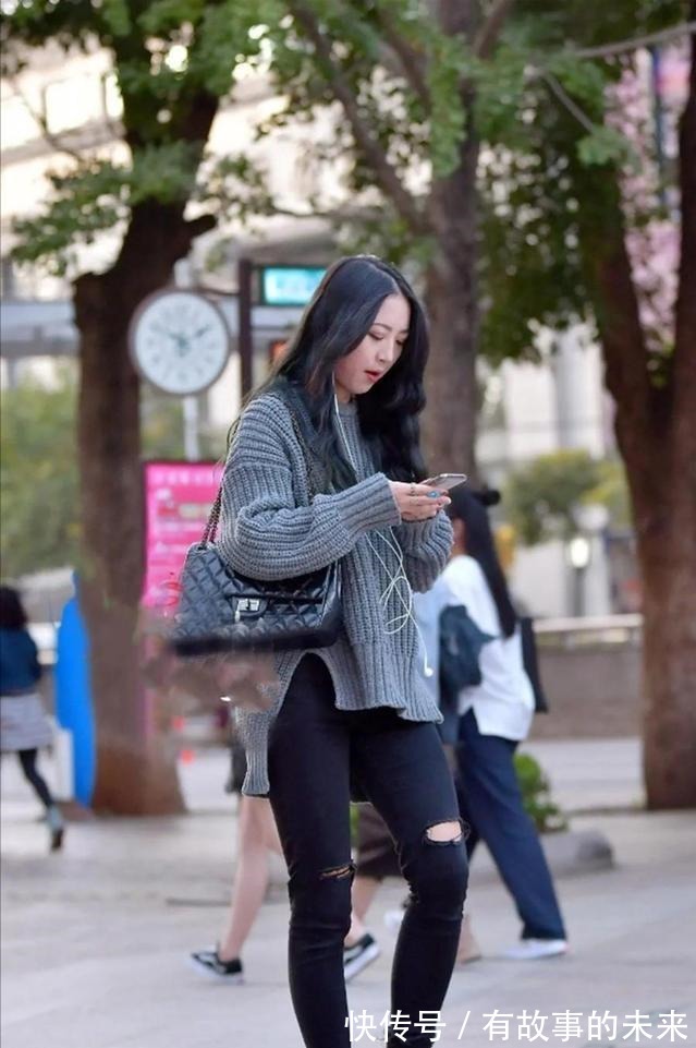 灰色 学生党怎么搭配灰色毛衣能显白的气质,还很显瘦!