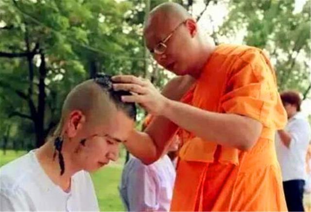 佛歌$还记得因长得太帅而走红的和尚吗?富婆为追他跑去上香,如今怎样