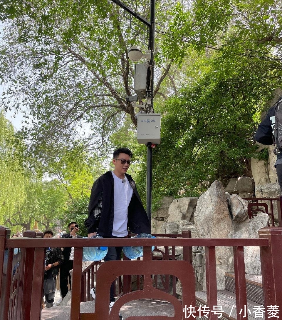 奔跑吧|宋雨琦将《奔跑吧》路透照发到推特,海外网友瞠目结舌,中国防疫竟然如此松散