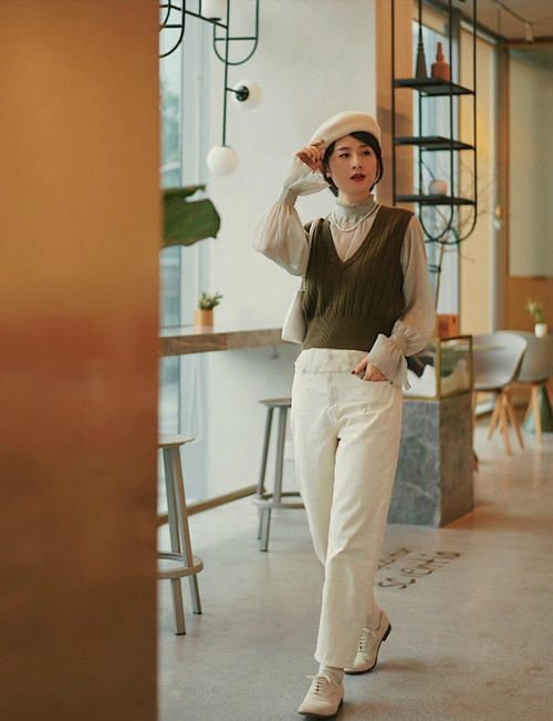 小白鞋不吃香了,今年流行“一脚蹬”,配牛仔裤,不仅时髦还显高