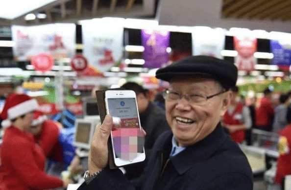 老太|怀疑是假币,收银员撕毁7旬老太百元钞,家属验2次都是真的