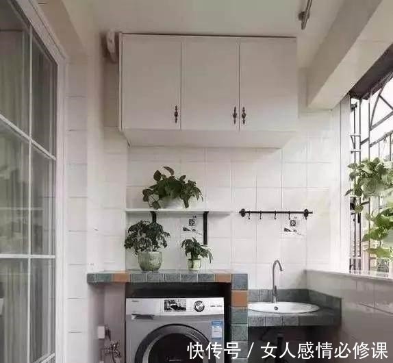 美观|老婆在阳台腾出一平米,做了个砖砌洗衣房,实用又美观