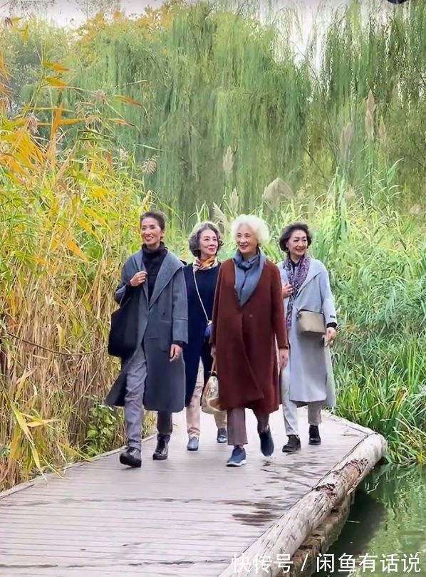 上了年纪不必刻意扮嫩,学75岁奶奶穿“大衣+烟管裤”,老得优雅
