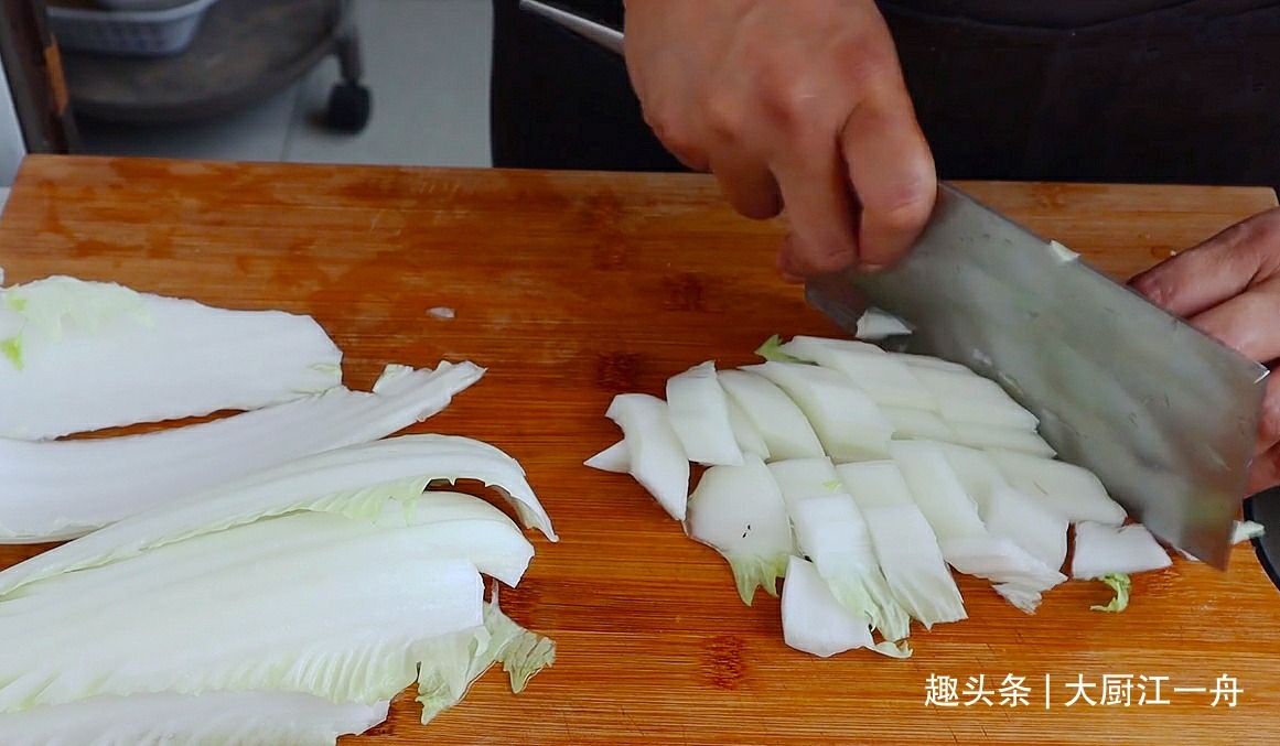 白菜炖豆腐怎样做才好吃原来做法有诀窍,一次炖一锅,太解馋了!