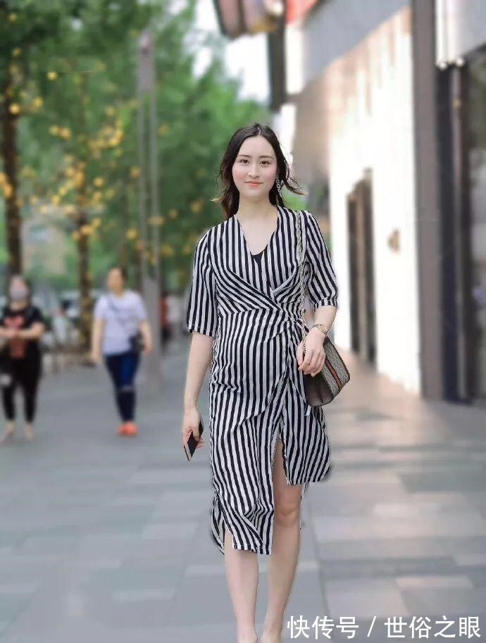 笑容|气质准妈妈，时髦的穿搭，展现最“慈祥”的笑容